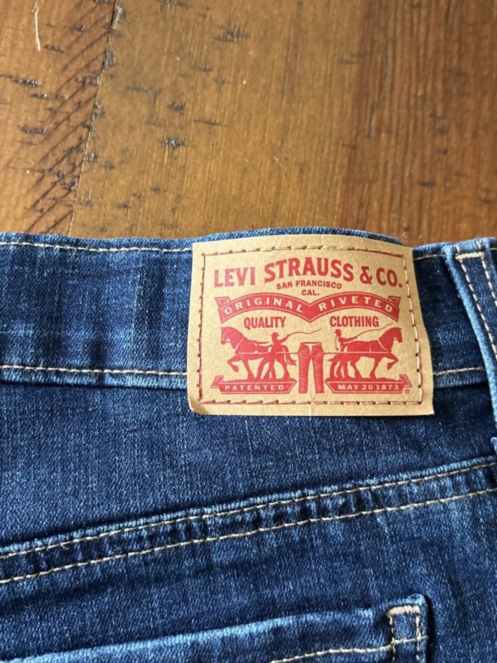 Levi’s Ladies Mid Length Shorts Size 31 - Picture 5 of 7